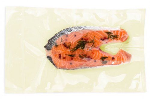 Las bolsas de vacío de cocción o bolsas multicapas, permiten cocinar los alimentos al vapor o al horno hasta 121ª, resultando muy útiles para cocinas de hoteles, bares y restaurantes.
Su composición favorece la cocción de alimentos a altas temperaturas.
Las características técnicas de las bolsas de vacío de cocción no permiten la esterilización. Sin embargo, sí que es apto para la pasteurización a 80ºC durante un máximo de 30 minutos; el mantenimiento a temperatura ambiente o congelación hasta  15ºC hasta un máximo de 6 meses y como bien indica su nombre, para la cocción en sistema tradicional (110ºC máximo 1 hora) y en microondas (60 segundos a 900W).