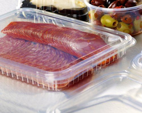 Entre nuestros envases de plástico de uso en frío, os presentamos los envases de plástico PET para charcuterí­a loncheada. Estos envases , son perfectos para envasar alimentos preparados como los productos de charcuterí­a, embutidos o carnes. 





 Mantiene los alimentos frescos.
 Totalmente transparentes. 
 Brillante y resistente. 
 Apto para todo tipo de alimentos.
      Los envases para loncheados poseen un formato rectangular y se encuentran disponibles en varias profundidades desde los 20mm. a los 50 mm.
                                           SOLICITA PRESUPUESTO