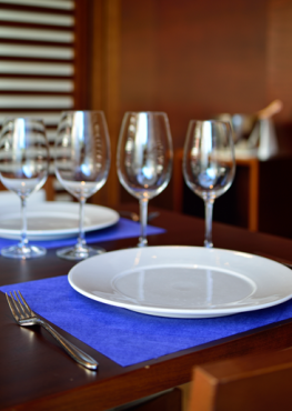 No se adhiere la suciedad. Se limpia fácilmente con una bayeta o a máquina.Por su composición y textura, el mantel de TNT permite ser lavado,aunque no es aconsejable, ya que el coste del mantel es menor que el del lavado.
        Tras el lavado puede perder la calidad, puesto que se trata de  mantelería de un solo uso y no está creada con este fin.
         
         Descargar catalogo
         
         Desechalos en el contenedor amarillo