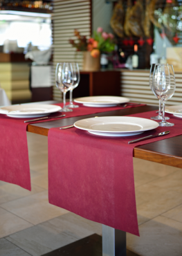 ¿Qué son los caminos de mesa?
        Los caminos de mesa son un complemento muy elegante que te ayudará a vestir tu mesa. Son manteles TNT de tejido sin tejer cortados a una medida que suele ser la de un tercio de la mesa. Son manteles más estrechos y sirven para sobreponerlos sobre los manteles de papel que cubren nuestra mesa. Jugando con los colores del mantel de papel, el camino de mesa y las servilletas de papel conseguirás crear combinaciones de mesa muy elegantes.
        SOLICITA PRESUPUESTO SIN COMPROMISO
         
                                                                          Desechalos en el contenedor amarillo